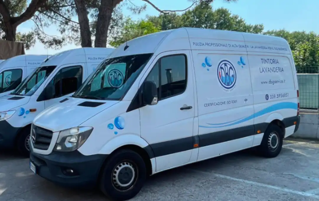 Furgone aziendale DBG Service pronto per la consegna e il ritiro dei capi a domicilio