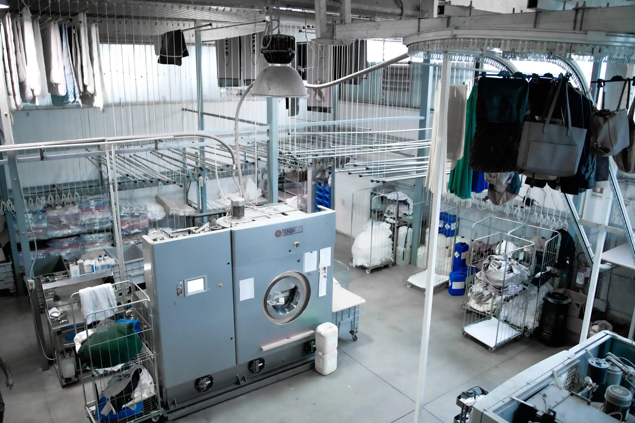 Interno della lavanderia industriale DBG Service con macchinari moderni